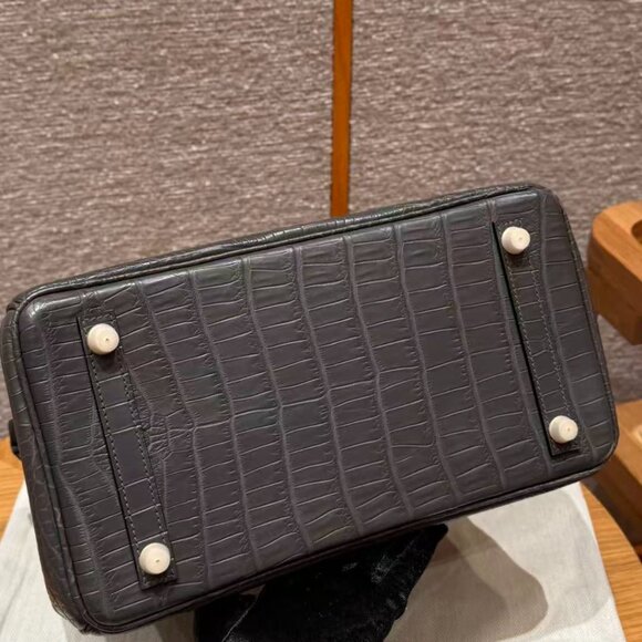 Classic Hermes Bag: A Stylish and Versatile Choice for Elegance - Picture 4 of 6